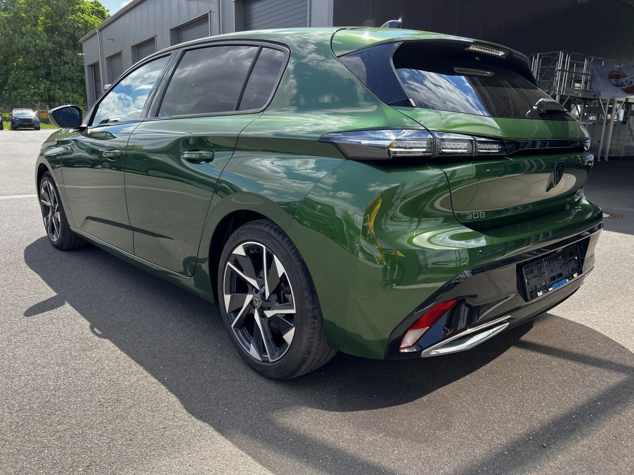 Foto 1 - 308 PureTech 130 Allure Pack RFK LED NAV, Olivine Grün Metallic (Grün)