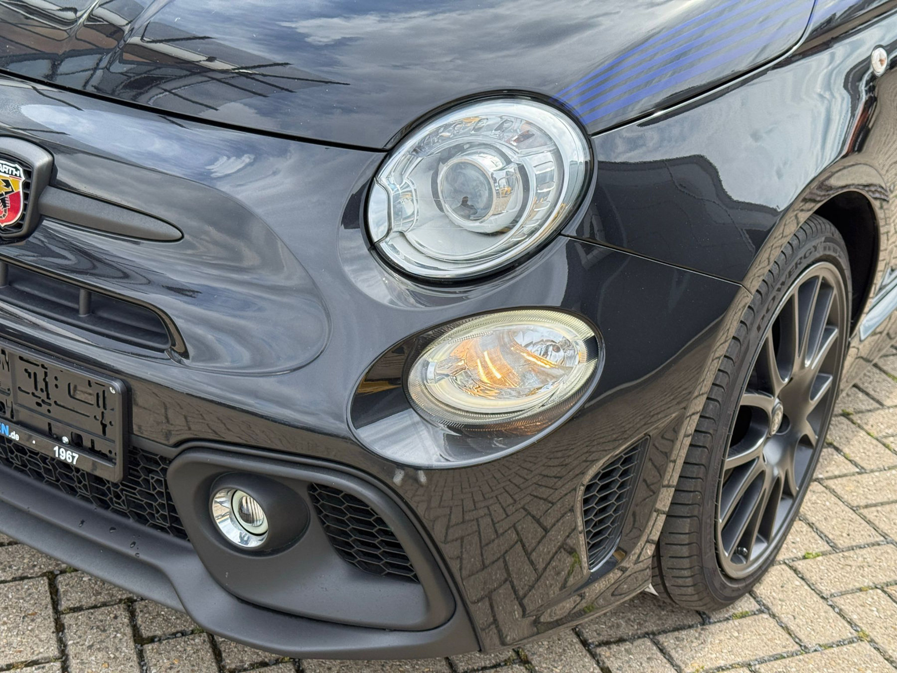 Foto 1 - Abarth 500 595 1.4 T-Jet SM Monster Energy Yamaha, NEGRO SCORPIONE (Schwarz)