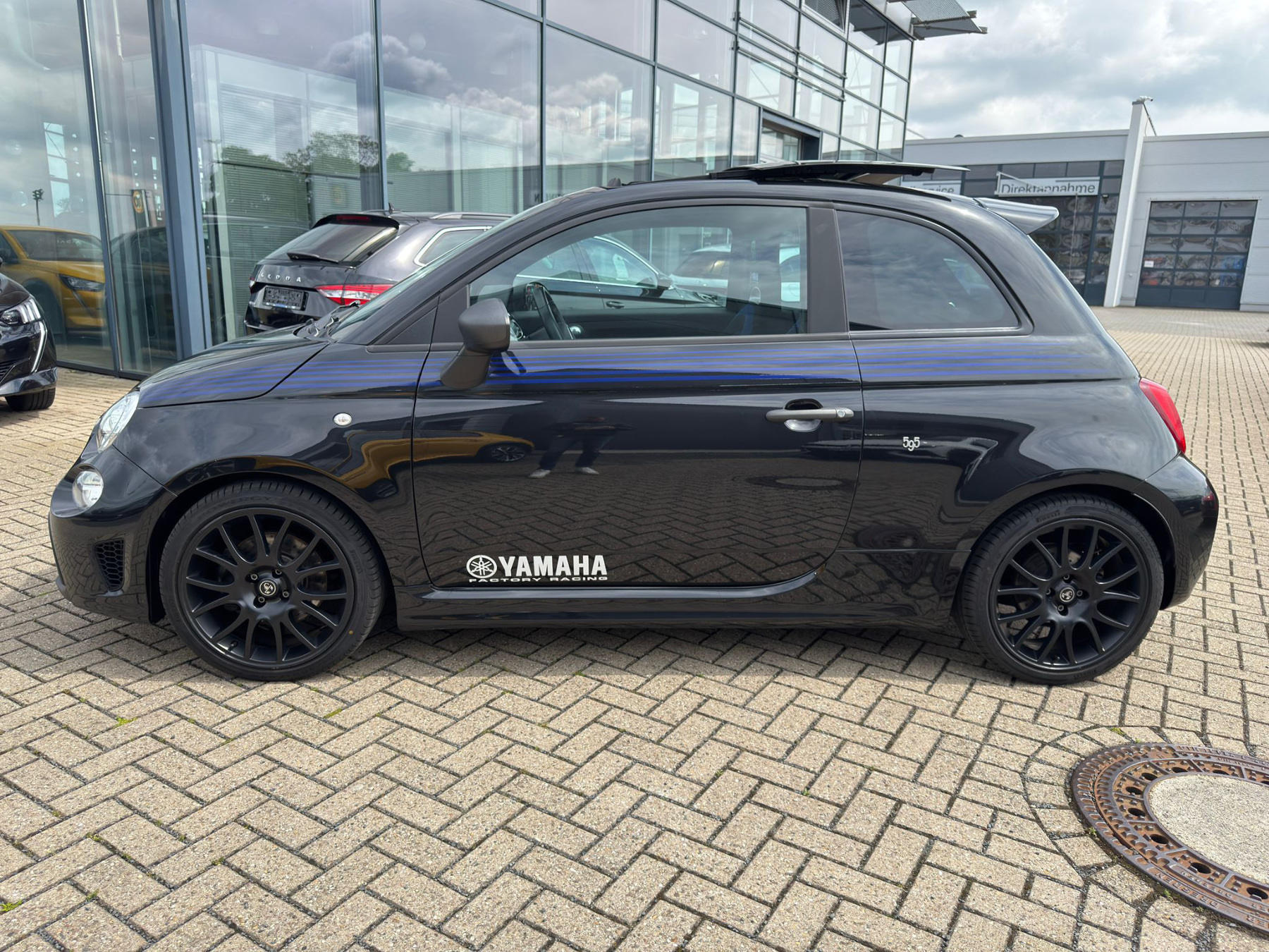 Foto 1 - Abarth 500 595 1.4 T-Jet SM Monster Energy Yamaha, NEGRO SCORPIONE (Schwarz)