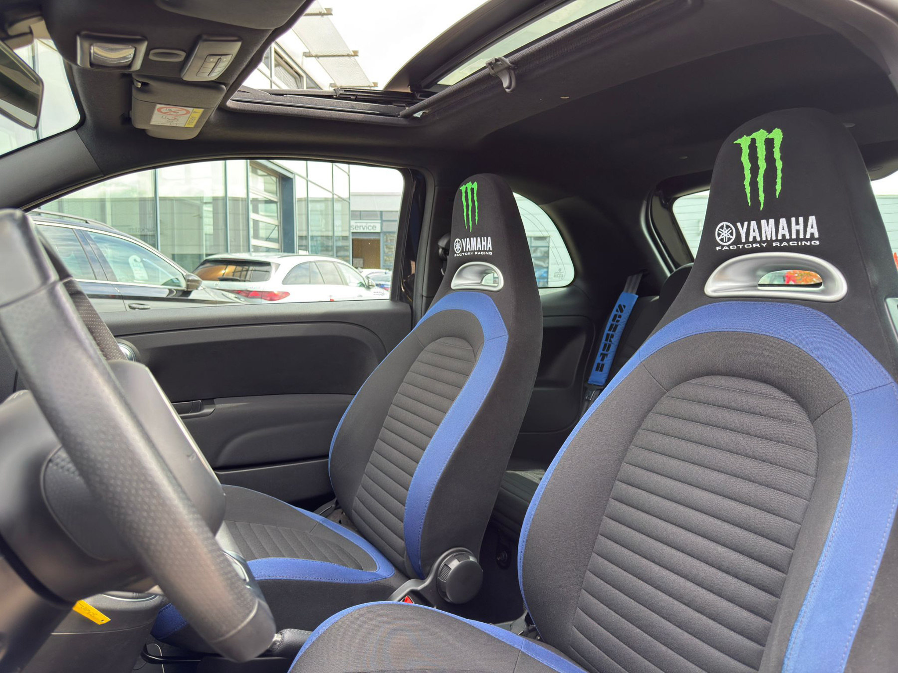 Foto 1 - Abarth 500 595 1.4 T-Jet SM Monster Energy Yamaha, NEGRO SCORPIONE (Schwarz)