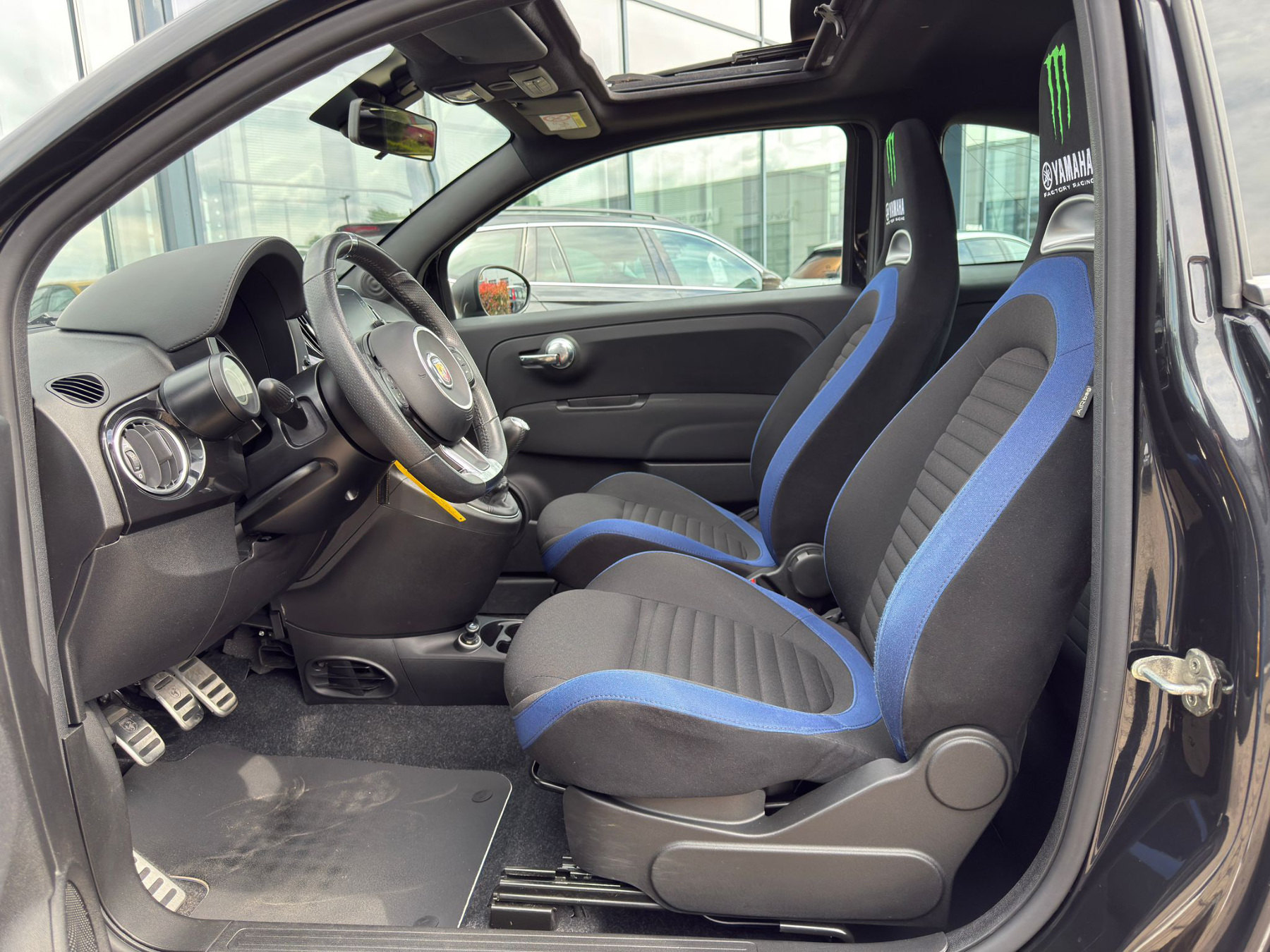 Foto 1 - Abarth 500 595 1.4 T-Jet SM Monster Energy Yamaha, NEGRO SCORPIONE (Schwarz)