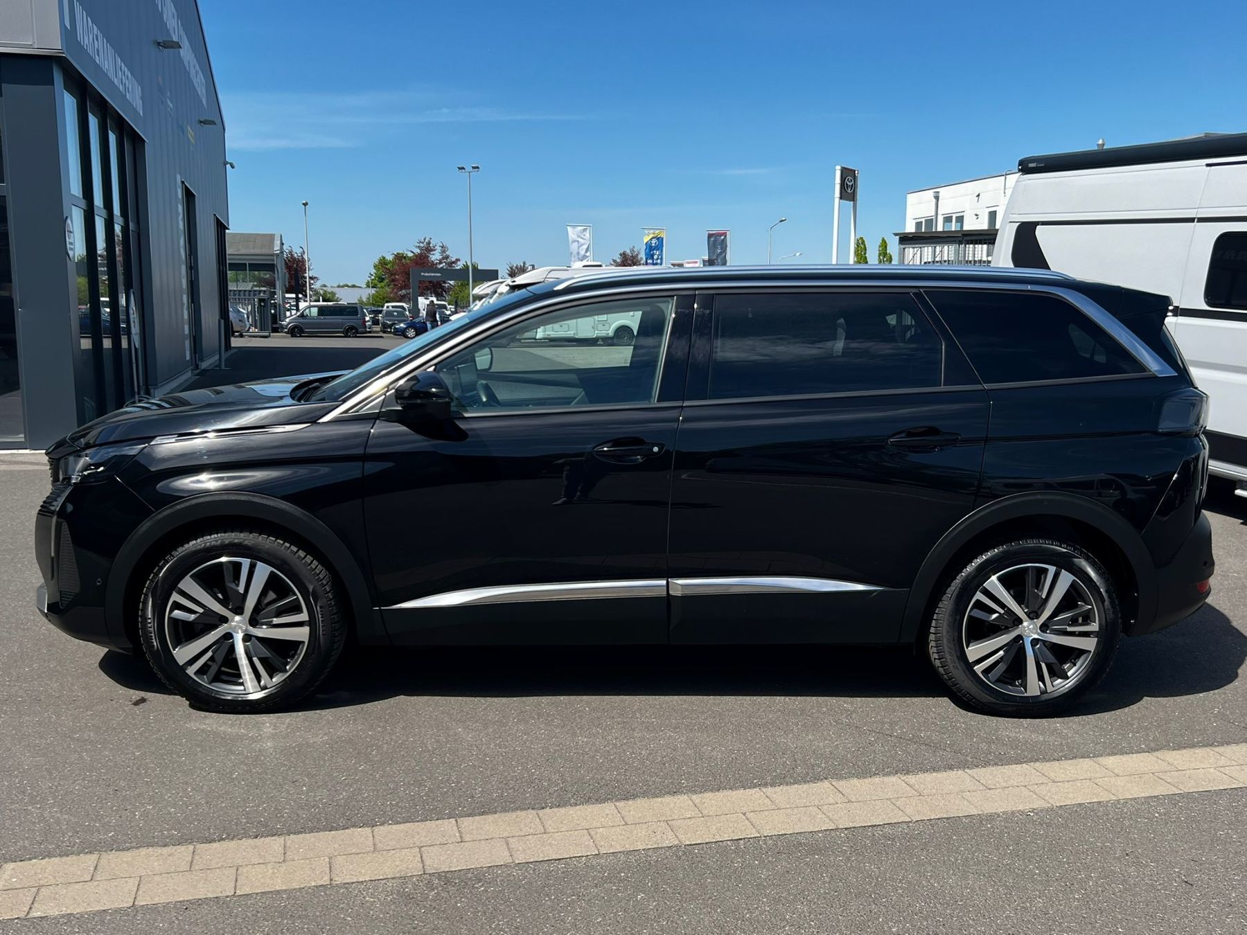 Foto 1 - PEUGEOT 5008 Allure Pack B-HDI130EAT8+7 Sitzer+LED+ParkA, Met. Perla Nera Schwarz (Schwarz)