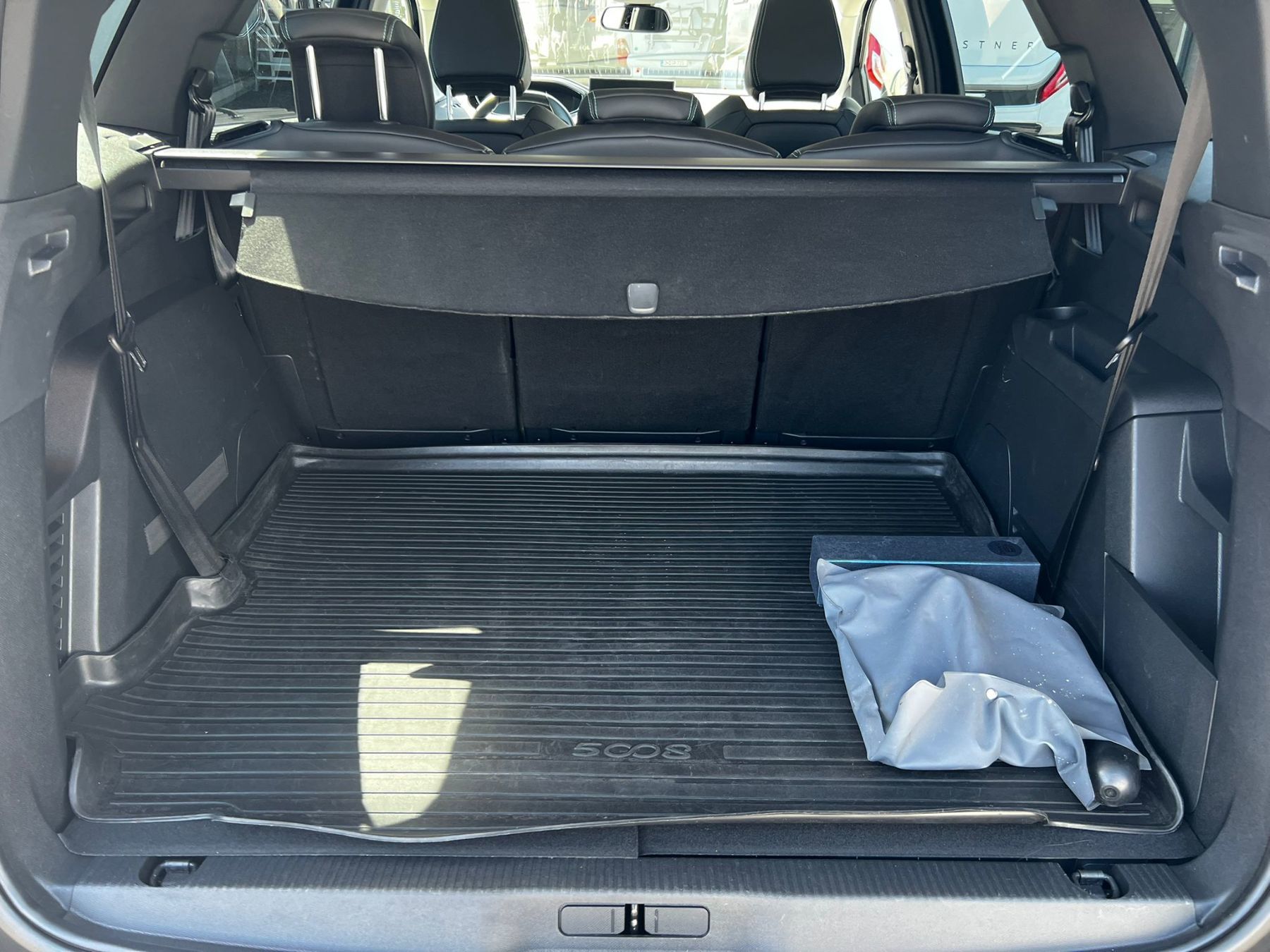 Foto 1 - PEUGEOT 5008 Allure Pack B-HDI130EAT8+7 Sitzer+LED+ParkA, Met. Perla Nera Schwarz (Schwarz)