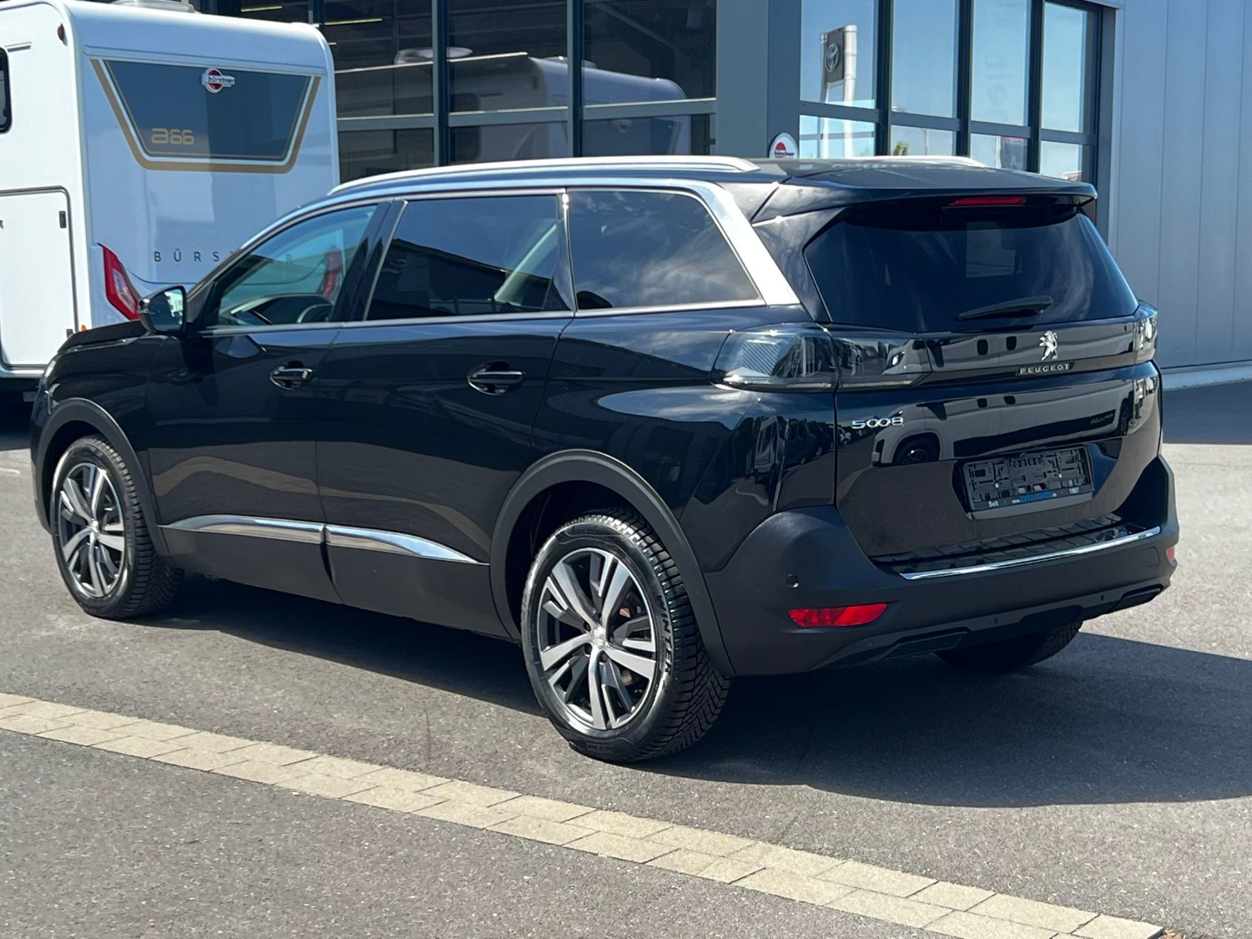 Foto 1 - PEUGEOT 5008 Allure Pack B-HDI130EAT8+7 Sitzer+LED+ParkA, Met. Perla Nera Schwarz (Schwarz)