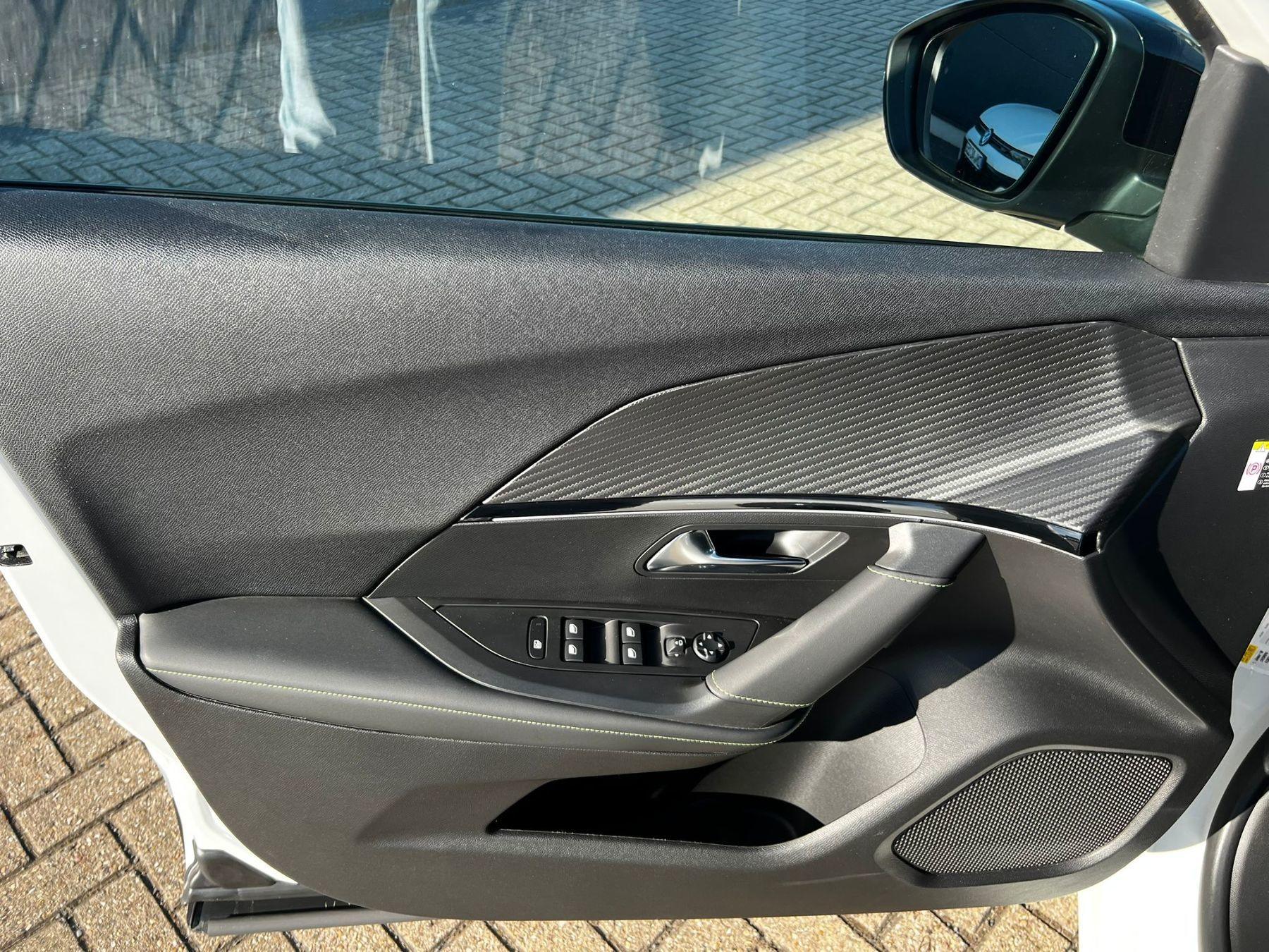 Foto 1 - PEUGEOT 2008 GT+Panodach+Keyless+Full LED+3D Cockpit+, Perlmutt Weiss (Weiß)