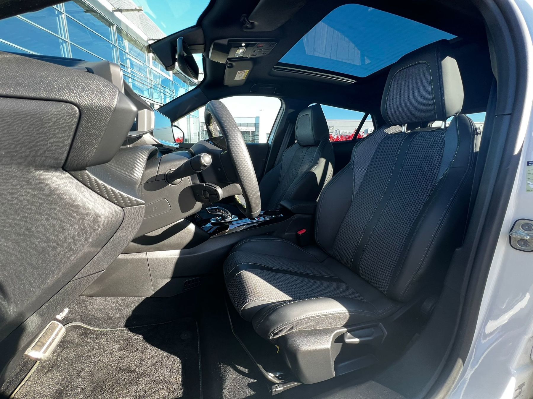 Foto 1 - PEUGEOT 2008 GT+Panodach+Keyless+Full LED+3D Cockpit+, Perlmutt Weiss (Weiß)
