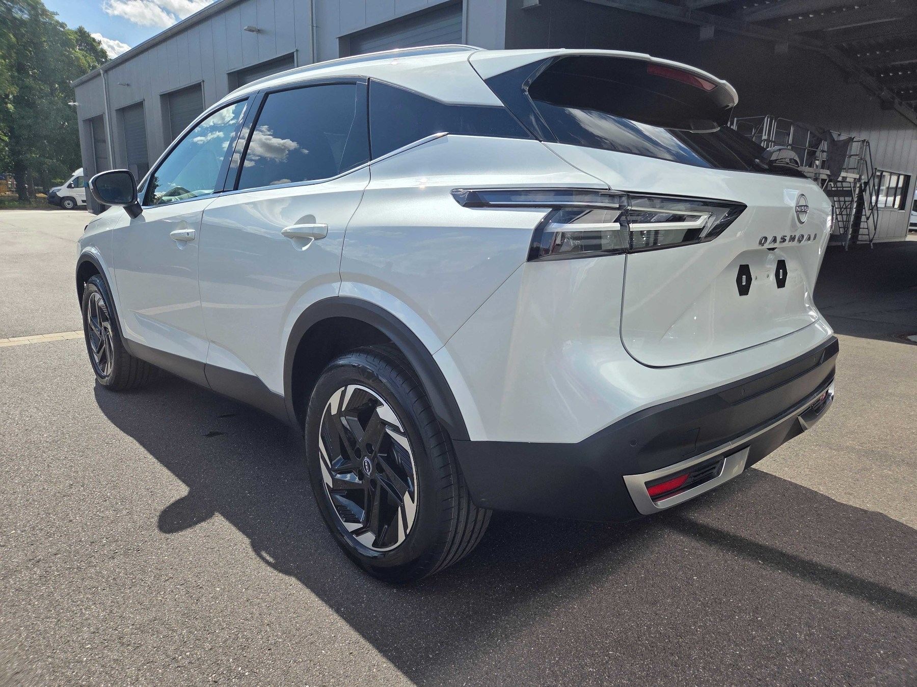 Foto 1 - Nissan QASHQAI 1.3 AT MHEV Connecta 18LM NAV KAM DCT, Pearl White Pearleffekt/ Dach in Black (Weiß)