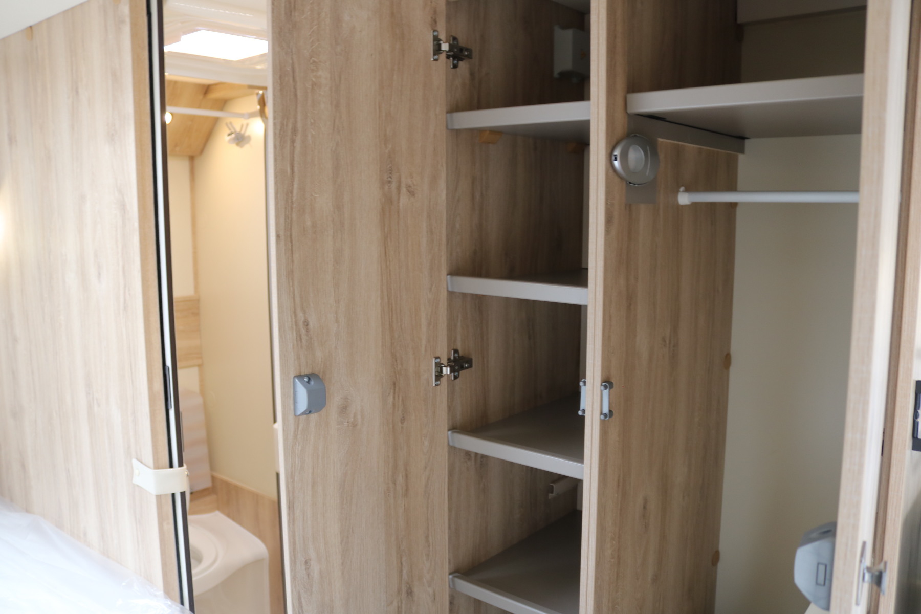 Foto 1 - Profila T 675 SB Modial+Fahr Ass-5e sitz, Glattblech weiß (Weiß)