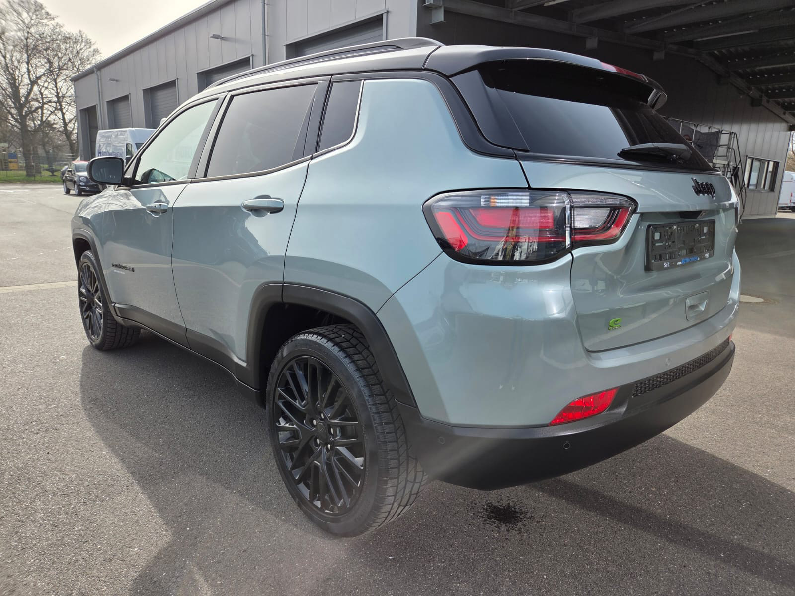 Foto 1 - Jeep Compass e-Hybrid Upland 1.5l T4 48V 19LM Premium, Zweifarb-Lackierung Azure Blue-Green/Dac (Blau) (B