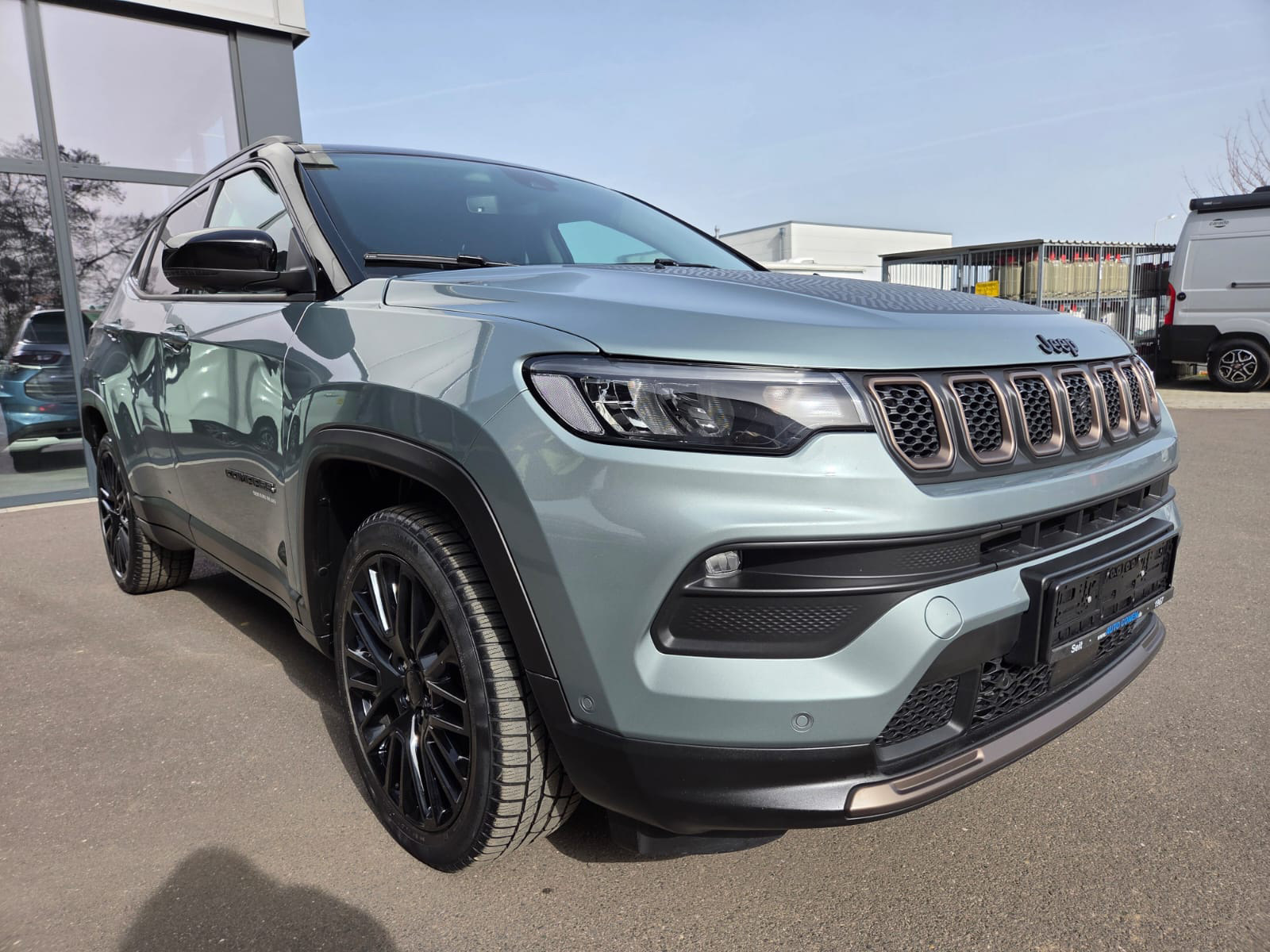 Foto 1 - Jeep Compass e-Hybrid Upland 1.5l T4 48V 19LM Premium, Zweifarb-Lackierung Azure Blue-Green/Dac (Blau) (B