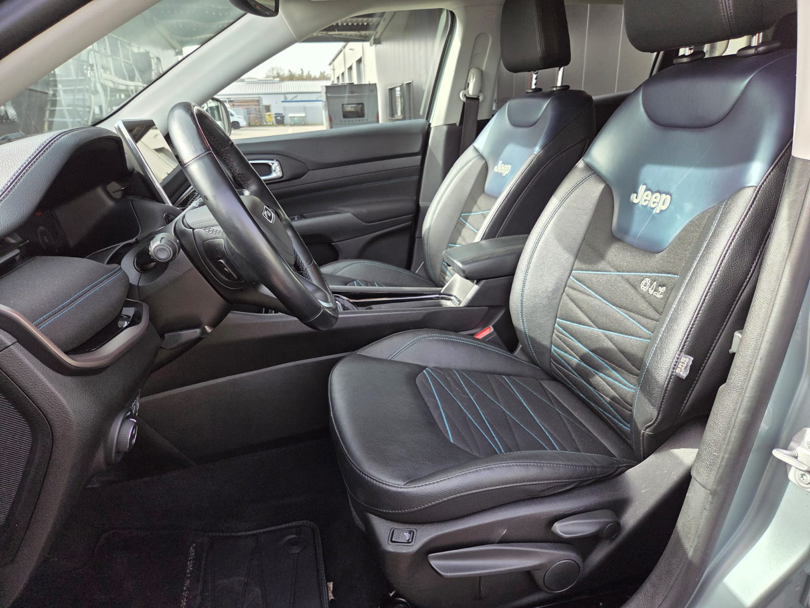 Foto 1 - Jeep Compass e-Hybrid Upland 1.5l T4 48V 19LM Premium, Zweifarb-Lackierung Azure Blue-Green/Dac (Blau) (B