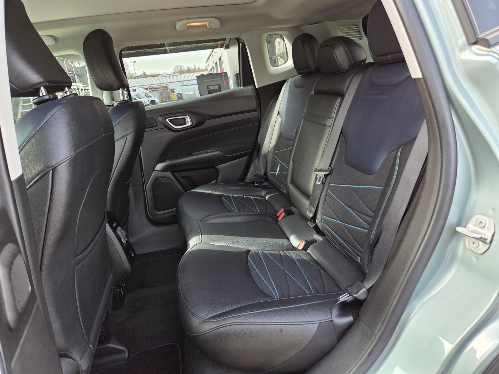 Foto 1 - Jeep Compass e-Hybrid Upland 1.5l T4 48V 19LM Premium, Zweifarb-Lackierung Azure Blue-Green/Dac (Blau) (B